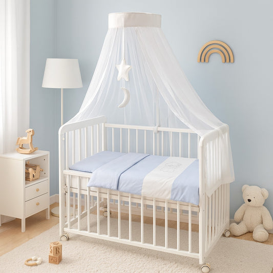 Weißes Beistellbett mit blauer Bettwäsche und Himmel im Babyzimmer