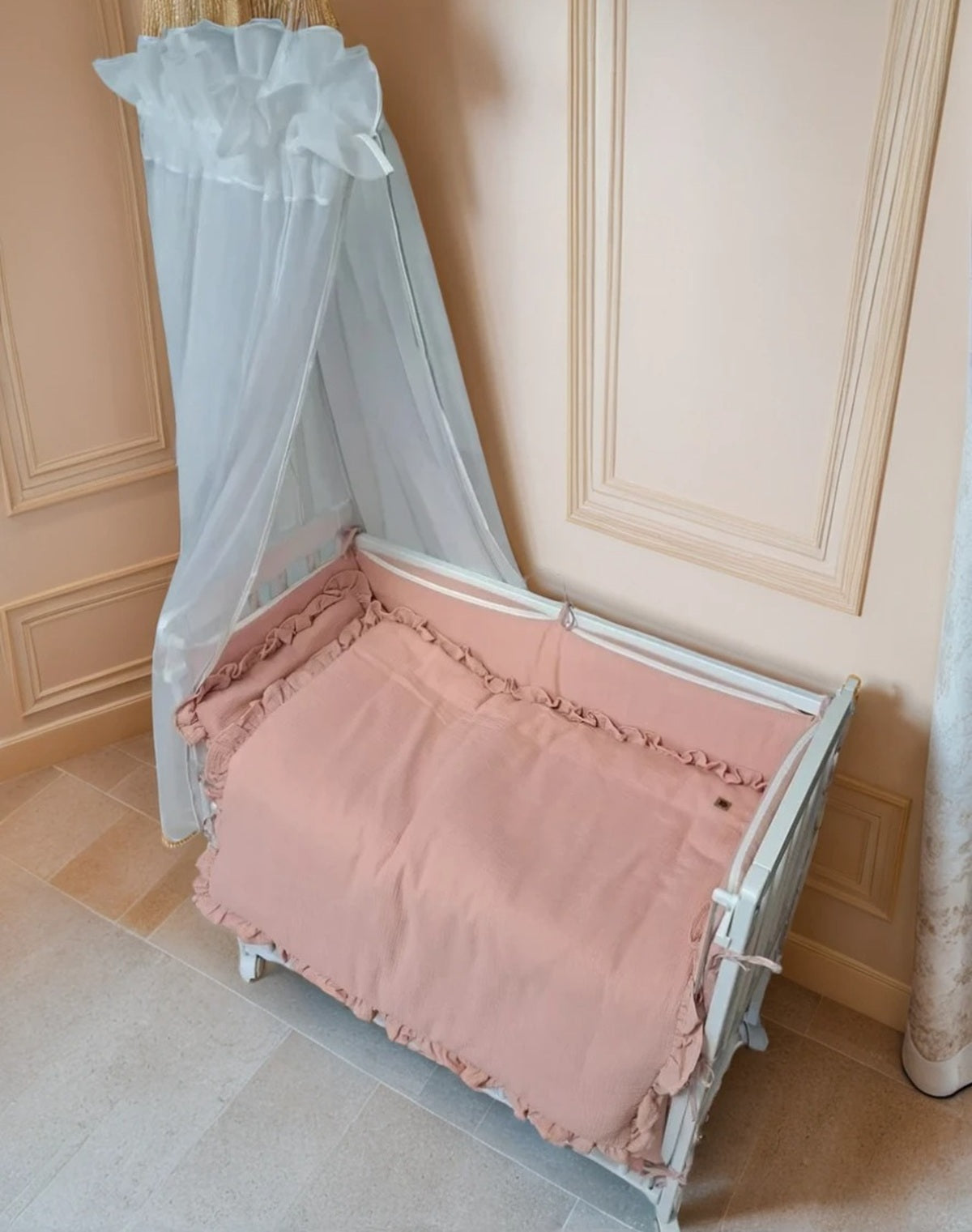 3in1 Beistellbett Weiß mit rosa Musselin – weich & stilvoll - babyhafen.de