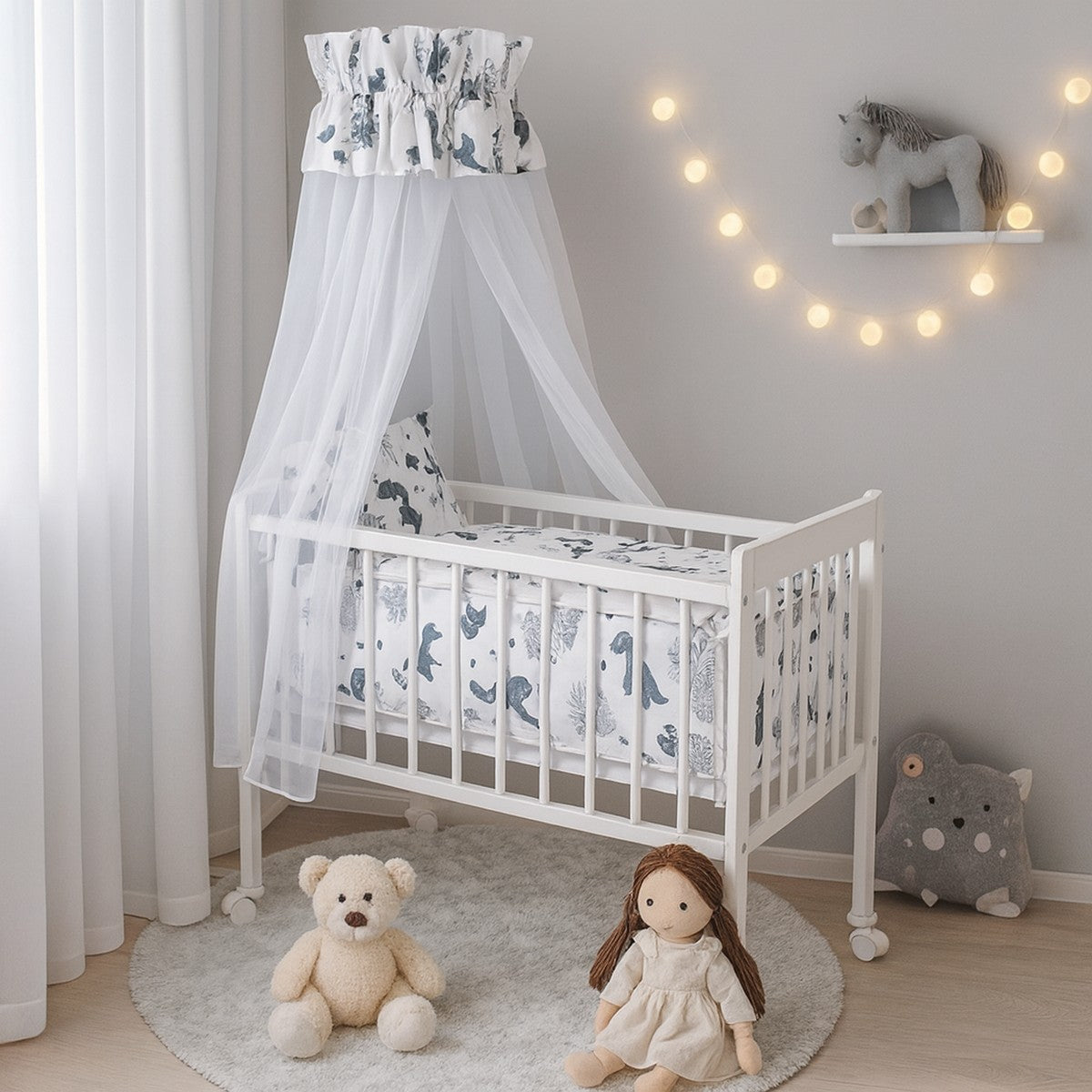 Weißes Beistellbett mit blauer Dino-Bettwäsche und Baldachin – komfortables Komplettset von Babyhafen