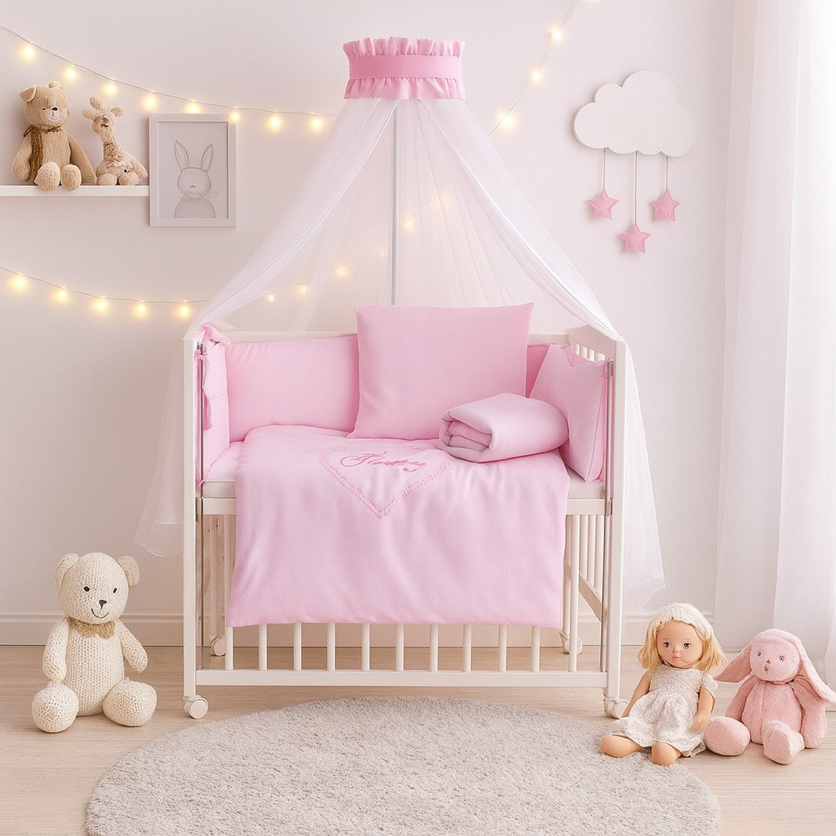 Rosa Babybett mit Herz-Stickerei und Himmel – liebevolles Design von Babyhafen