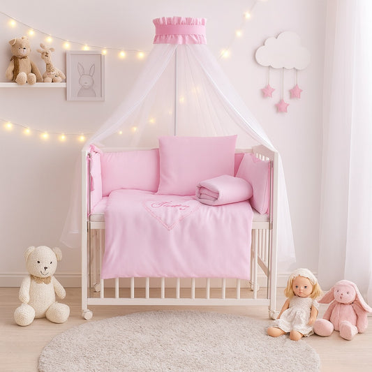 Rosa Babybett mit Herz-Stickerei und Himmel – liebevolles Design von Babyhafen