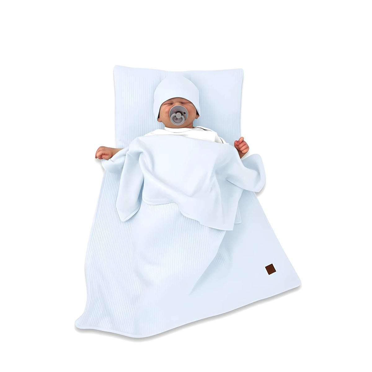 Baby schläft mit blauer Musselin-Decke und Kissen