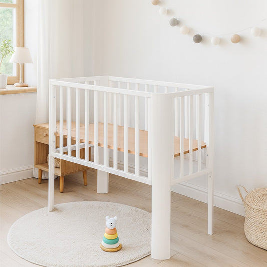 Babybett in Weiß mit Holzdetails – stilvolles Stubenbett für Neugeborene