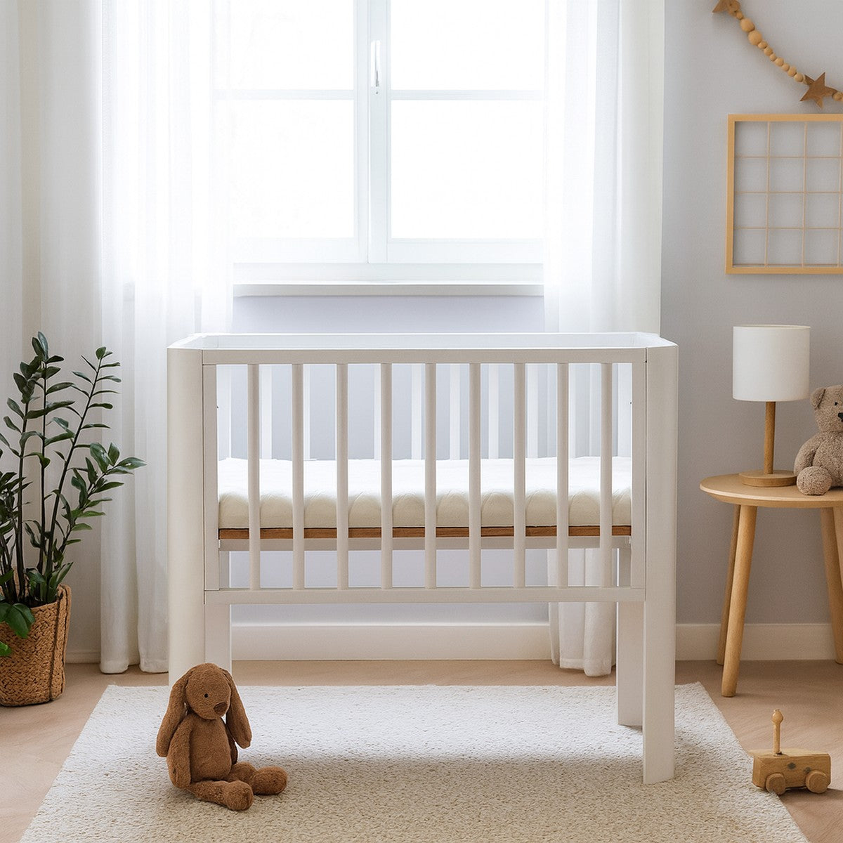 Stubenbett aus Massivholz mit weißem Rahmen – skandinavisches Design