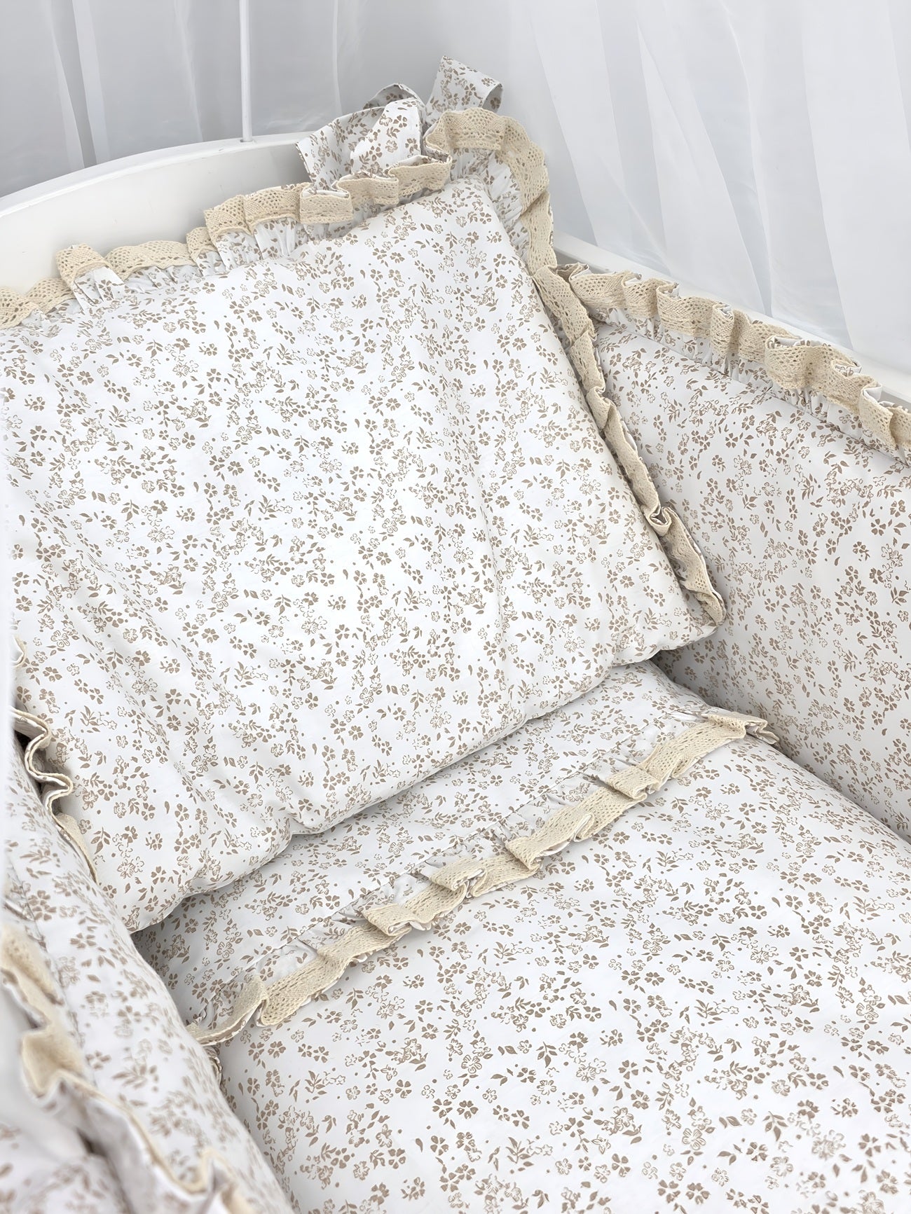 Beistellbett 40×90 Komplettset – Blümchen Beige, Rüschen & Spitze - babyhafen.de
