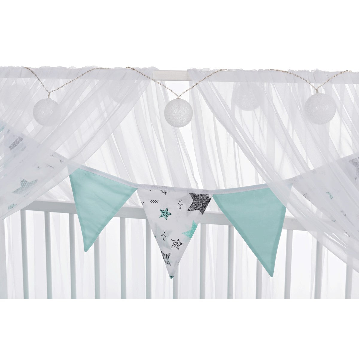 Babyhafen Deko-Set Grün Sterne – Wimpelgirlande und Lichterkette am weißen Hausbett