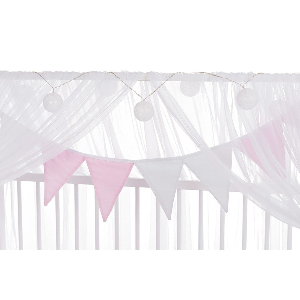 Babybett-Deko mit rosa und weißen Wimpeln unter Baldachin