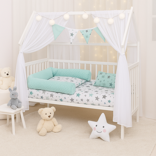 Babyhafen Hausbett Grün Sterne – Weißes Kinderbett mit Himmel, Wimpelgirlande und mintgrünem Nestchen