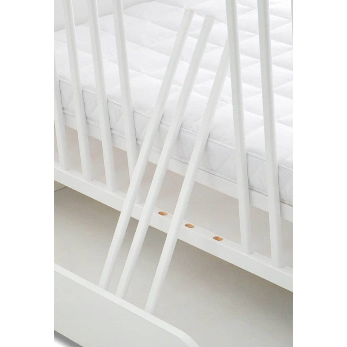 Kinderbett Esther 120x60 Weiß – Babybett aus Massivholz mit herausnehmbaren Sprossen für mehr Flexibilität