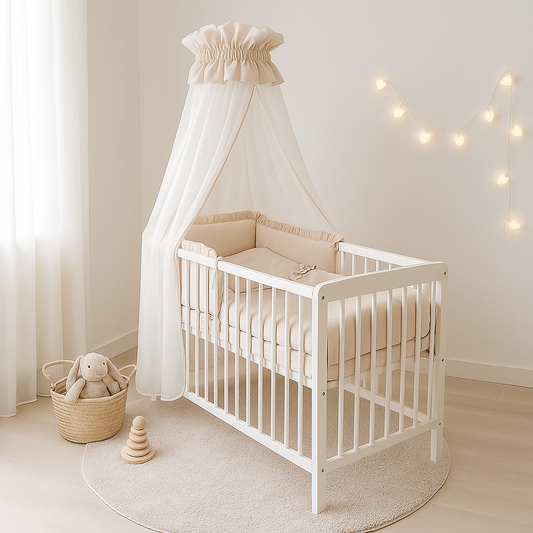 Beiges Babybett mit weißen Gitterstäben und Rüschenbettwäsche – Babyhafen Design