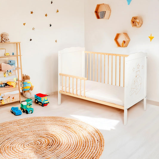 Babybett aus Holz, weiß und natur, mit abnehmbarem Seitenschutz