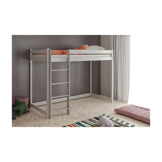 Massivholz-Hochbett 200×90 cm mit Leiter, aufgebaut in einem modernen Kinderzimmer mit grauer Wand und hellen Textilien