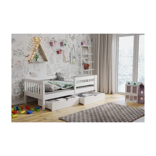 Gemütliches Kinderzimmer mit weißem Massivholz-Bett 90×200 cm, Spielsachen und dekorativer Waldtapete