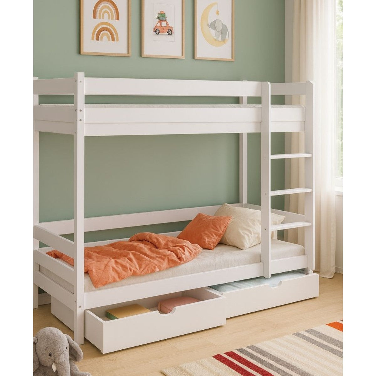 Stabiles Kinder-Etagenbett aus Kiefernholz in Weiß, mit Leiter und Stauraum-Schubladen, dekoriertes Kinderzimmer