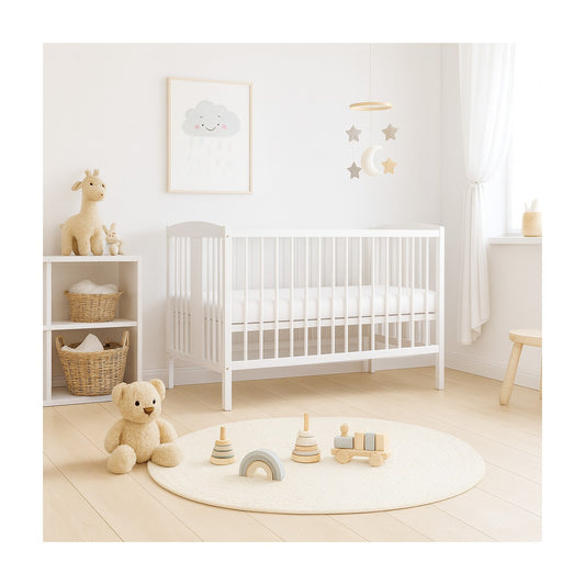 Babybett Sami 60x120 cm Weiß – Kinderbett aus Massivholz im skandinavischen Babyzimmer mit Spielzeug und Deko