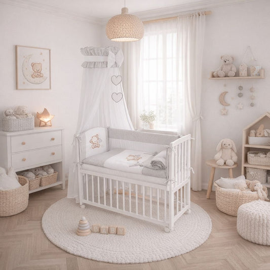 Skandinavisches Babyzimmer mit weißem Beistellbett, grauem Himmelbett-Baldachin und neutraler Einrichtung in Naturtönen