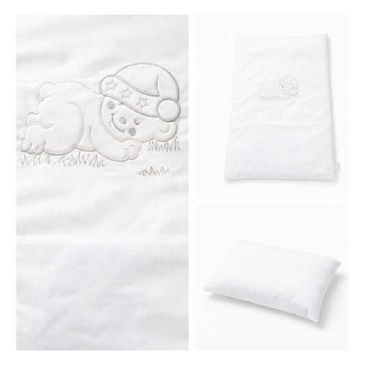 Detail Teddy Stickerei auf weißer Babybettwäsche 4-teilig für Beistellbett, Wiege und Kinderwagen