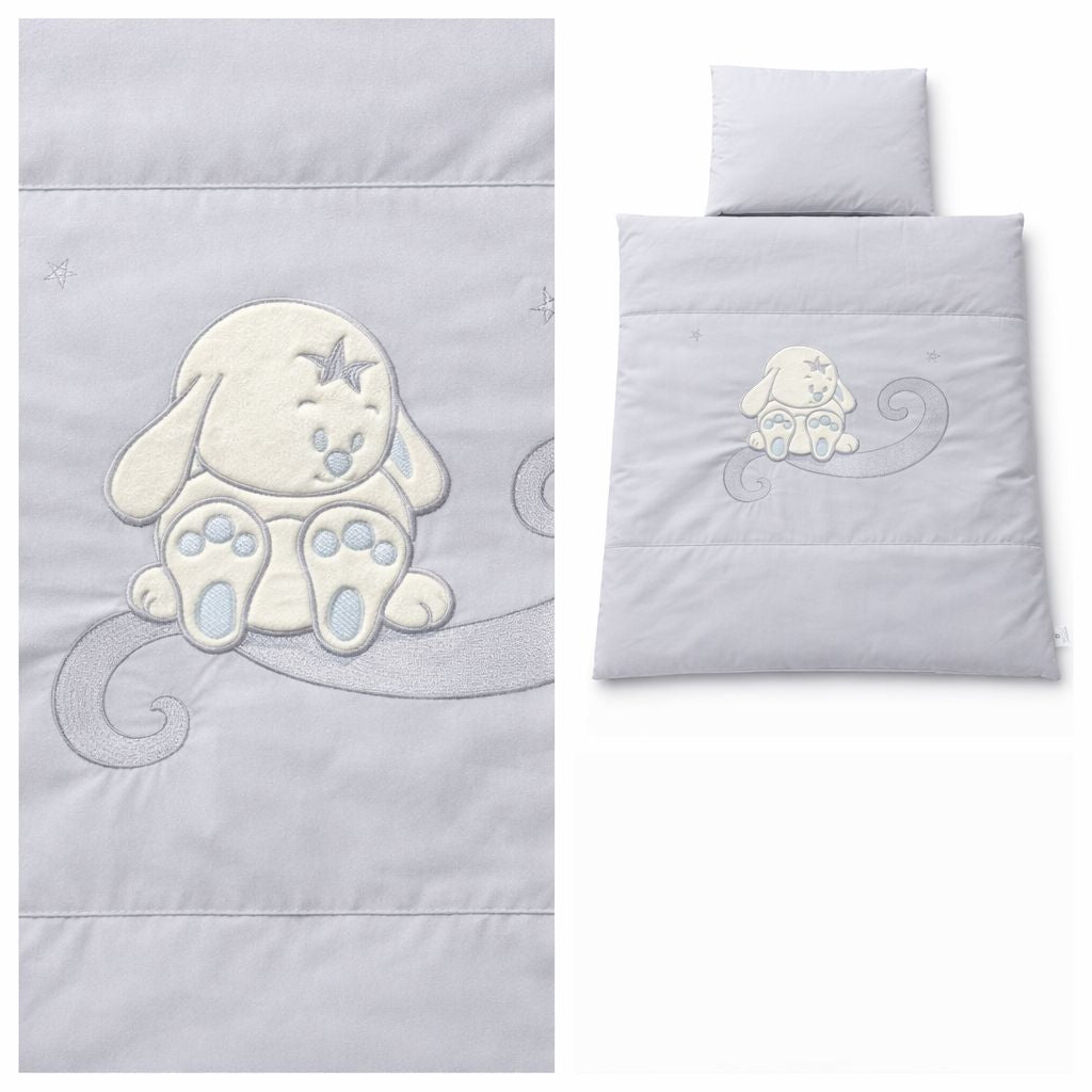 Detail Welpe Stickerei auf grauer Babybettwäsche 4-teilig für Kinderwagen und Babybett