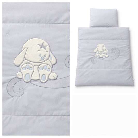 Detail Welpe Stickerei auf grauer Babybettwäsche 4-teilig für Kinderwagen und Babybett