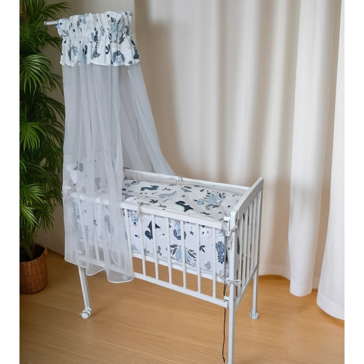 Babybett mit Himmel und Dino-Bettwäsche von Babyhafen