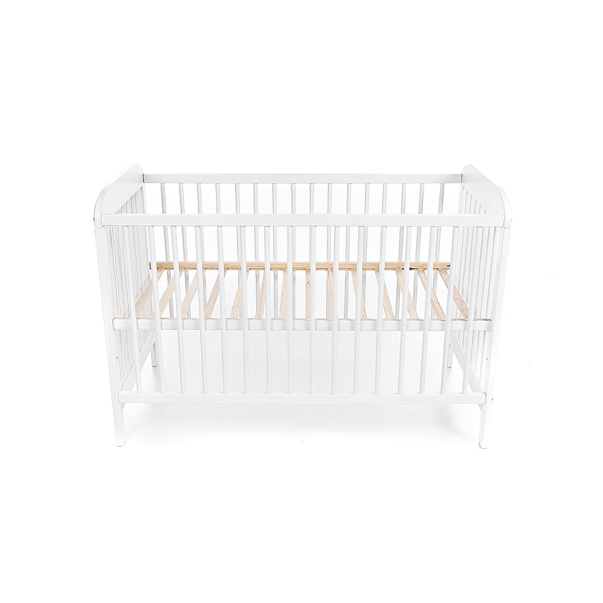 Babybett weiß aus Holz mit Matratze im modernen Kinderzimmer