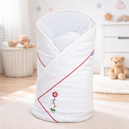 Weiße Baby Einschlagdecke aus Baumwolle mit feiner Blumenstickerei