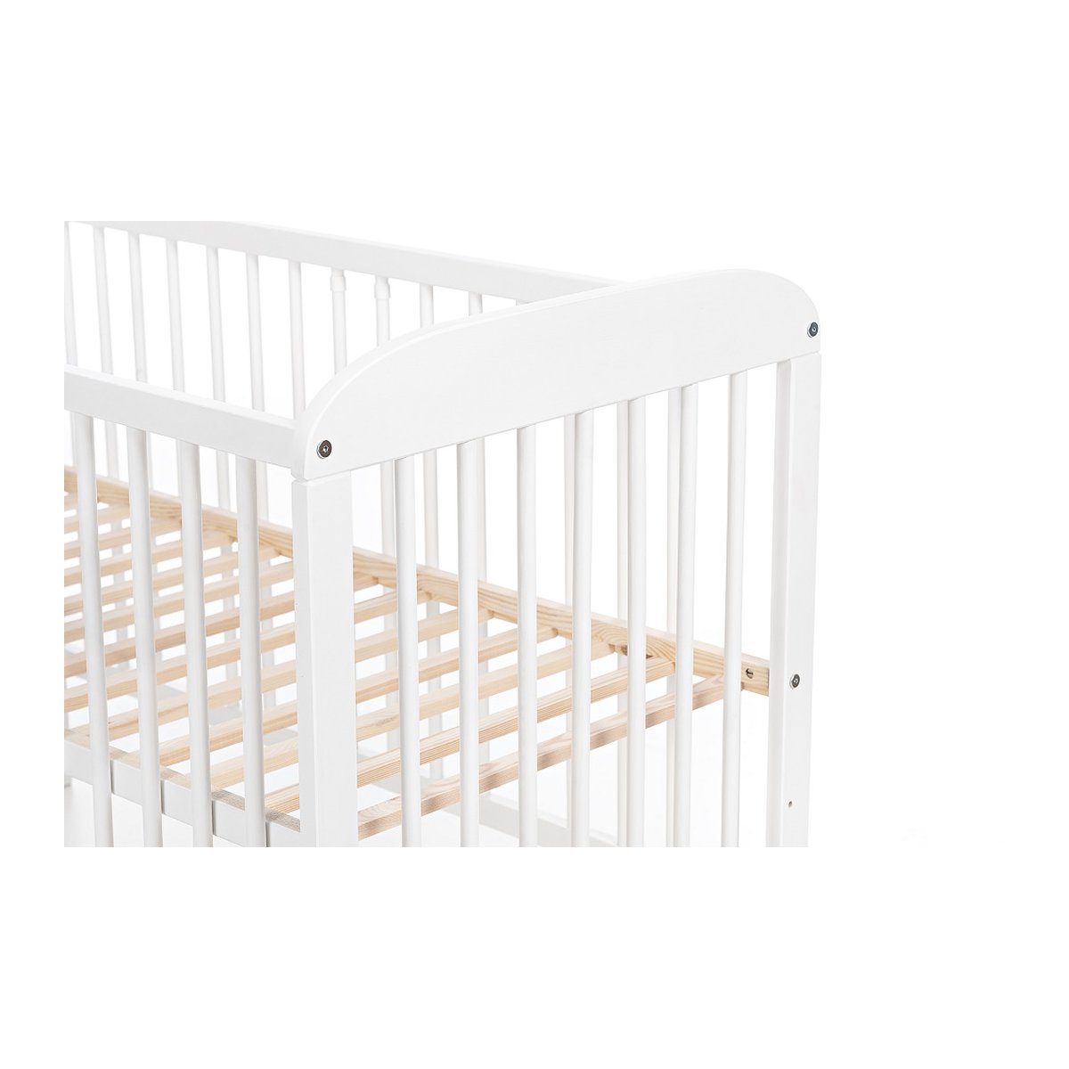 Holzbett für Babys weiß mit Matratze im skandinavischen Design