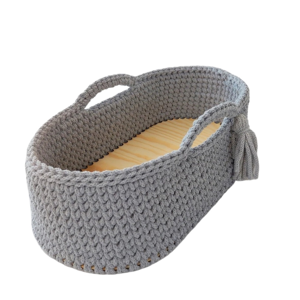 Handgehäkelter Moseskorb aus Baumwolle in Grau mit Holzboden