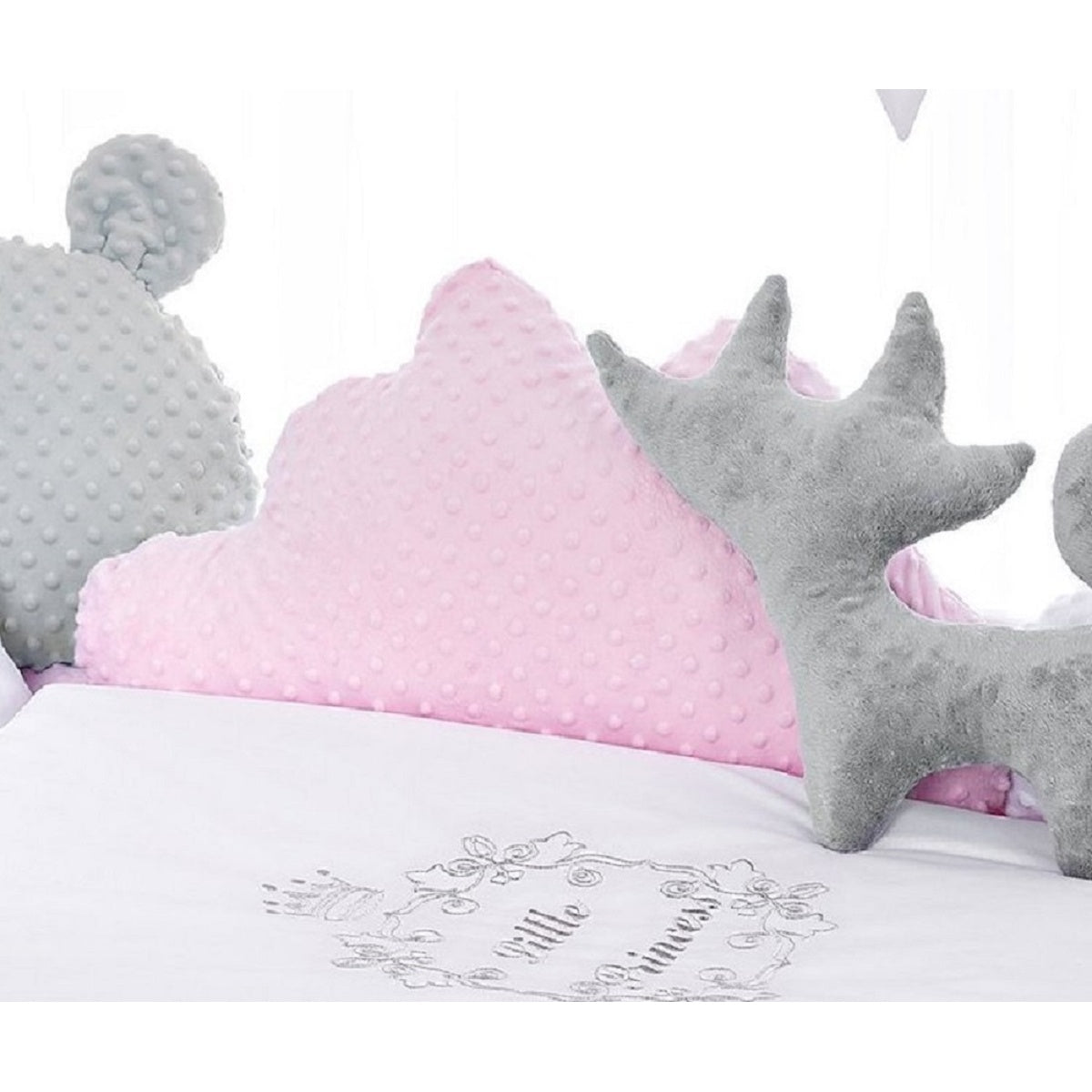 Rosa Wolkenkissen Minky im Kinderzimmer – weiches Dekokissen für Babybett oder Hausbett