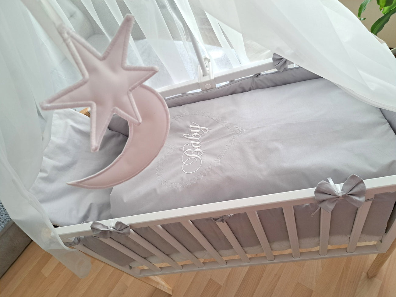 Beistellbett Stubenbett BABY HERZEN Schleifen Grau - babyhafen.de 