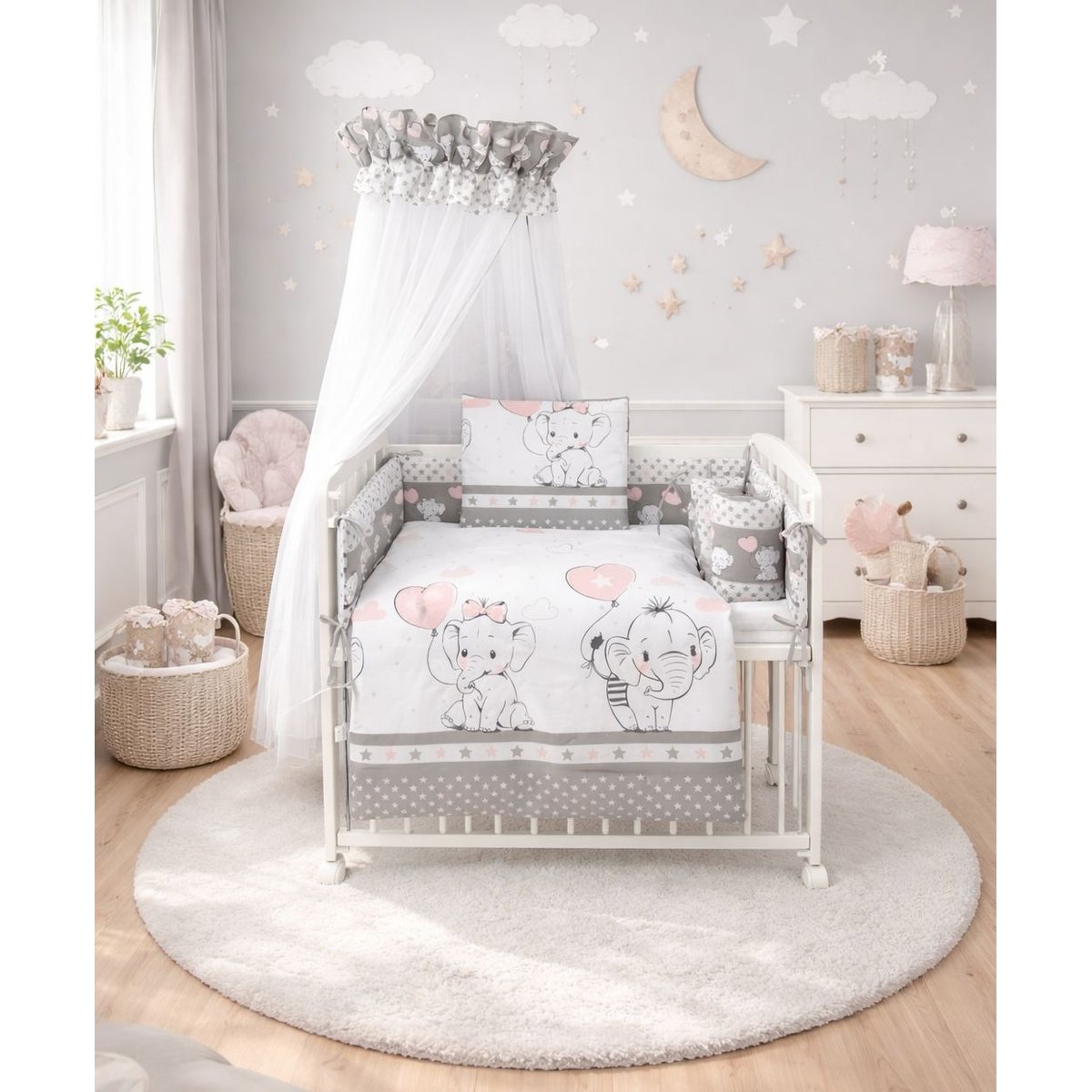 Baby Beistellbett mit Elefanten-Bettwäsche in modernem Kinderzimmer, grau-rosa Design mit Baldachin und Sternen-Dekor