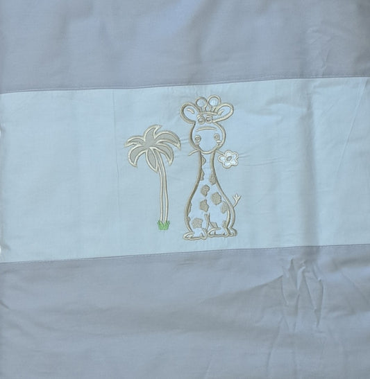 Baby Garnitur für Kinderwagen mit Stickerei Giraffe - babyhafen.de 