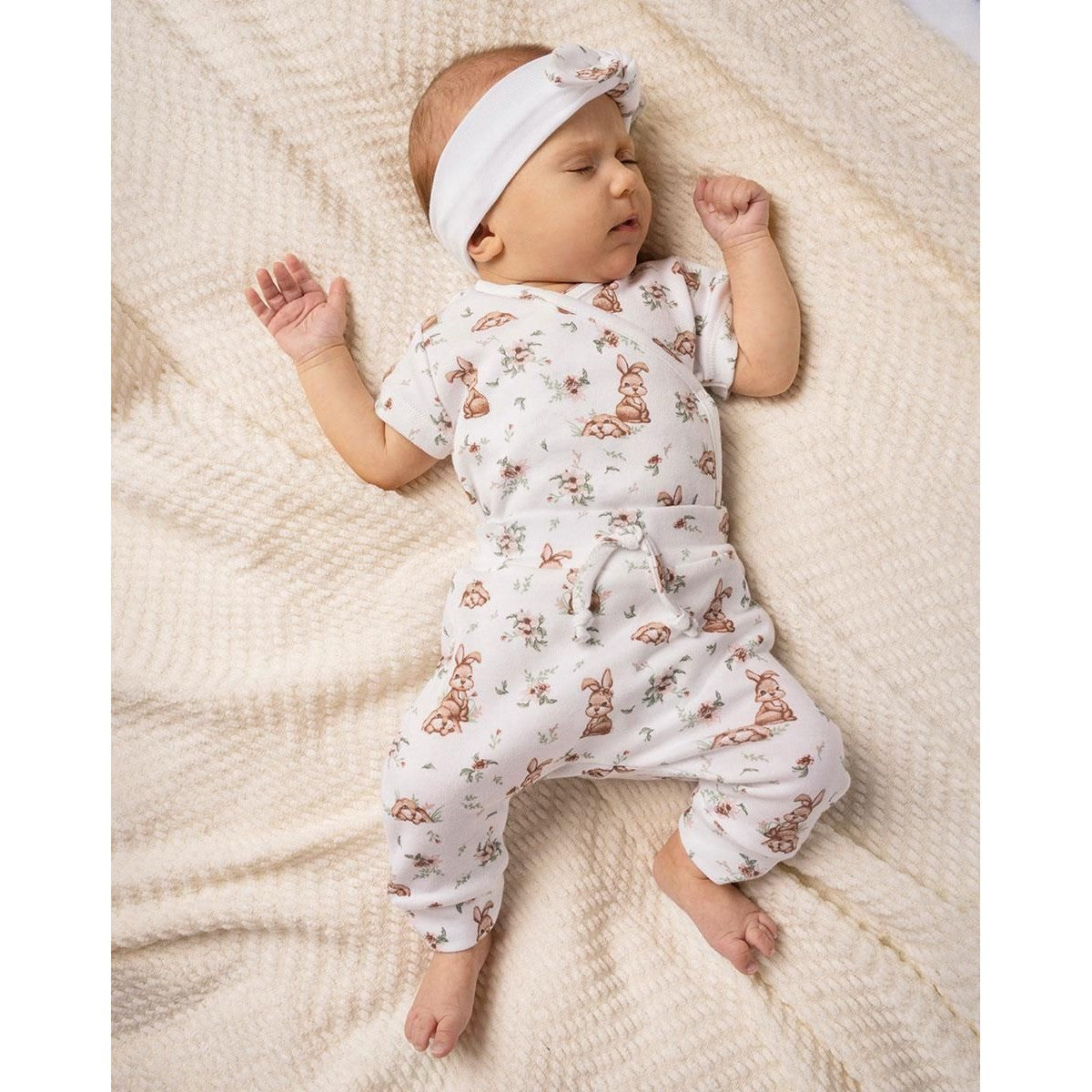 Baby in 2-teiligem Set in Größe 62 aus 100 % Baumwolle, bestehend aus Body und Hose mit Hasenmotiv, weich und bequem