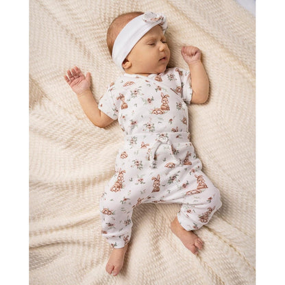 Baby in 2-teiligem Set in Größe 62 aus 100 % Baumwolle, bestehend aus Body und Hose mit Hasenmotiv, weich und bequem
