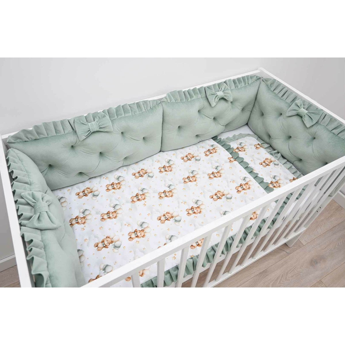 Hochwertiges Babybett 60x120 in Grün mit Matratze und Nestchen