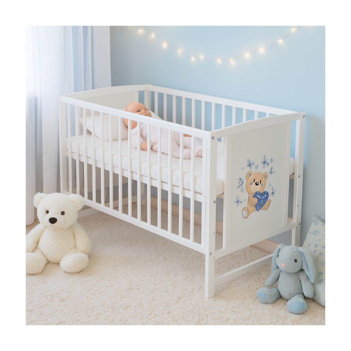 Weißes Babybett mit süßem Bärenmotiv und Matratze – ideal fürs Kinderzimmer