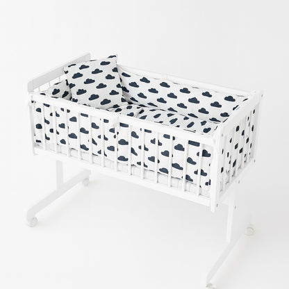 Weiße Babywiege mit Bettwäsche im Wolkenmuster – 5-teiliges Set von Babyhafen