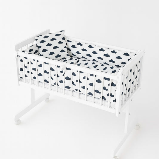 Weiße Babywiege mit Bettwäsche im Wolkenmuster – 5-teiliges Set von Babyhafen