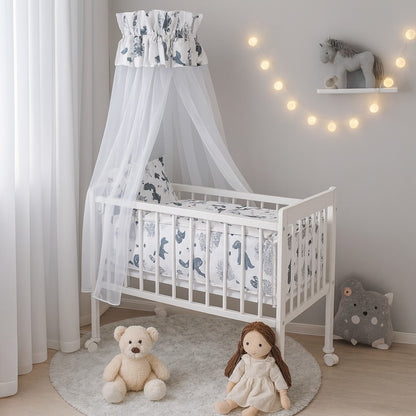 Weißes Beistellbett mit blauer Dino-Bettwäsche und Baldachin – komfortables Komplettset von Babyhafen