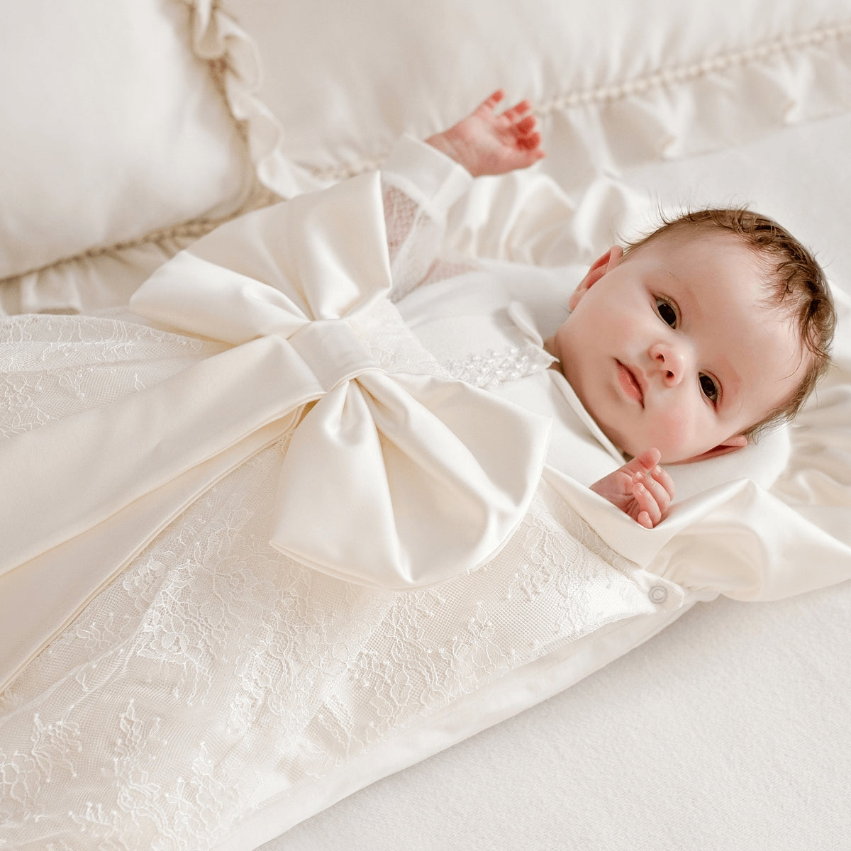 Elegante Einschlagdecke für Babys in Weiß – Modell SCARLETT von Babyhafen