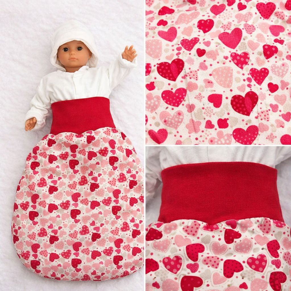 Nahaufnahme des Babyschlafsacks aus Baumwolle mit rotem Herzchenmuster und sichtbarer Stoffstruktu