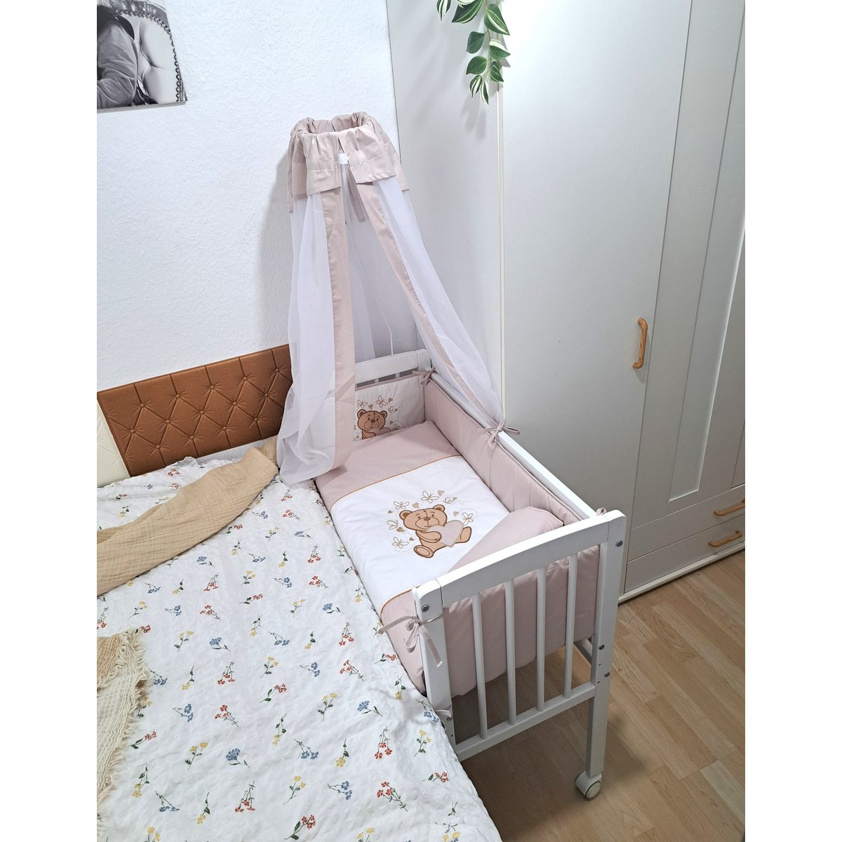 Beistellbett mit Bettwäsche im Boxspring-Modell Knuddelbärchen in Beige, hochwertiges Komplettset für Babys – babyhafen.de