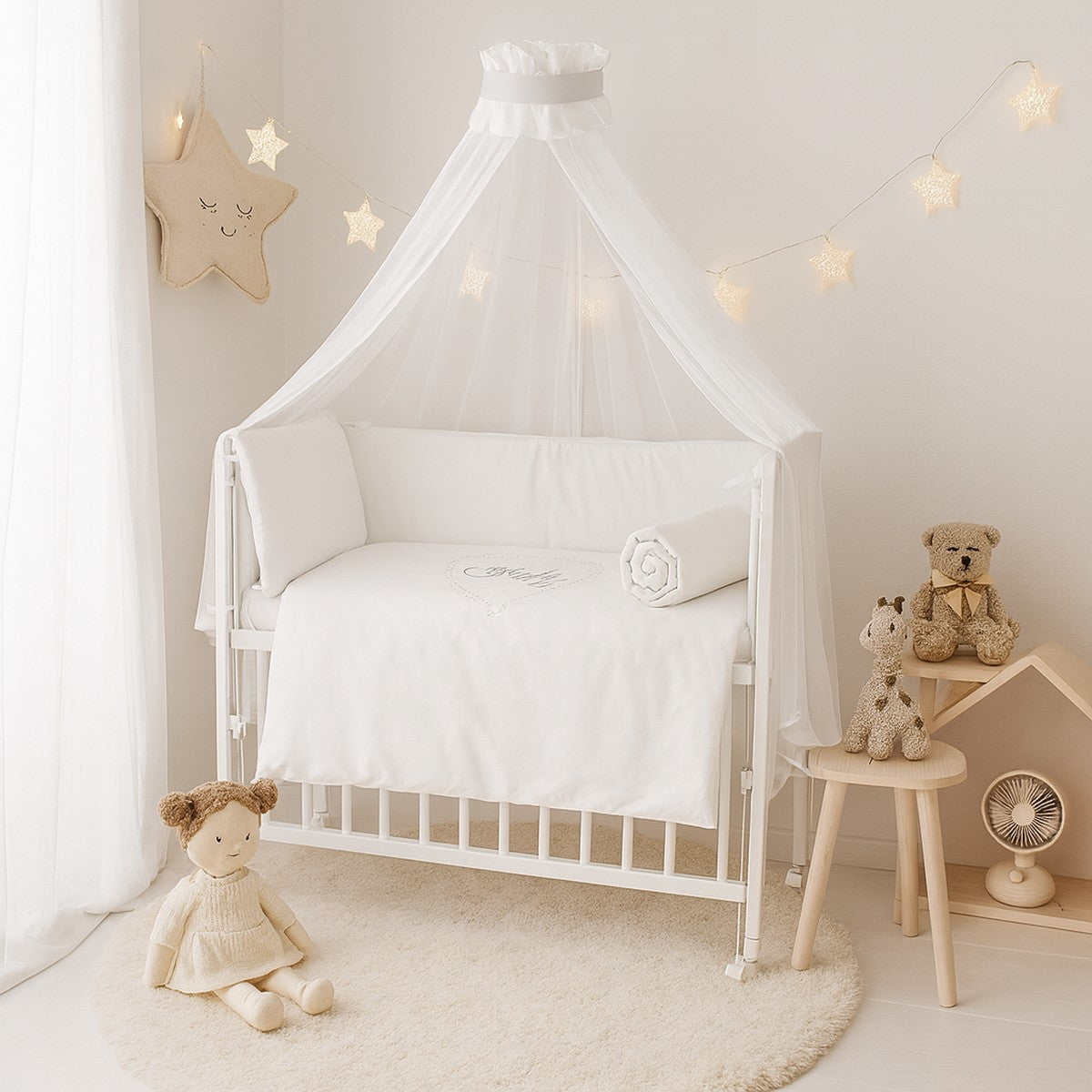 Weißes Baby Beistellbett mit Himmel und bestickter Bettwäsche – elegantes Design von Babyhafen