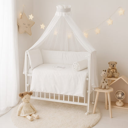Weißes Baby Beistellbett mit Himmel und bestickter Bettwäsche – elegantes Design von Babyhafen