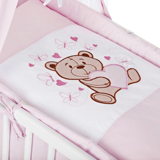 Rosa Baby Beistellbett mit gesticktem Teddybär-Herz Motiv auf Bettwäsche – babyhafen.de