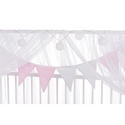Babybett-Deko mit rosa und weißen Wimpeln unter Baldachin