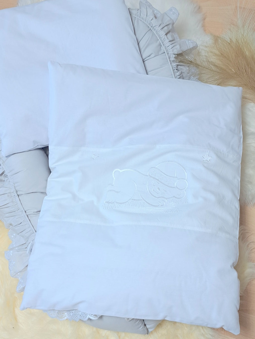 Baby Bettwäsche 4-teilig – Weiß mit Stickerei auf der Decke