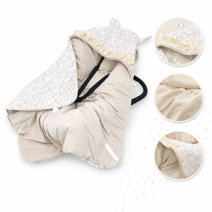 Einschlagdecke für Babyschale in Beige mit Klettverschlüssen und Kapuze, Produktkollage auf weißem Hintergrund