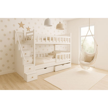 Weißes Etagenbett aus Massivholz mit Treppe und Schubladen, eingerichtet in einem hellen skandinavischen Kinderzimmer