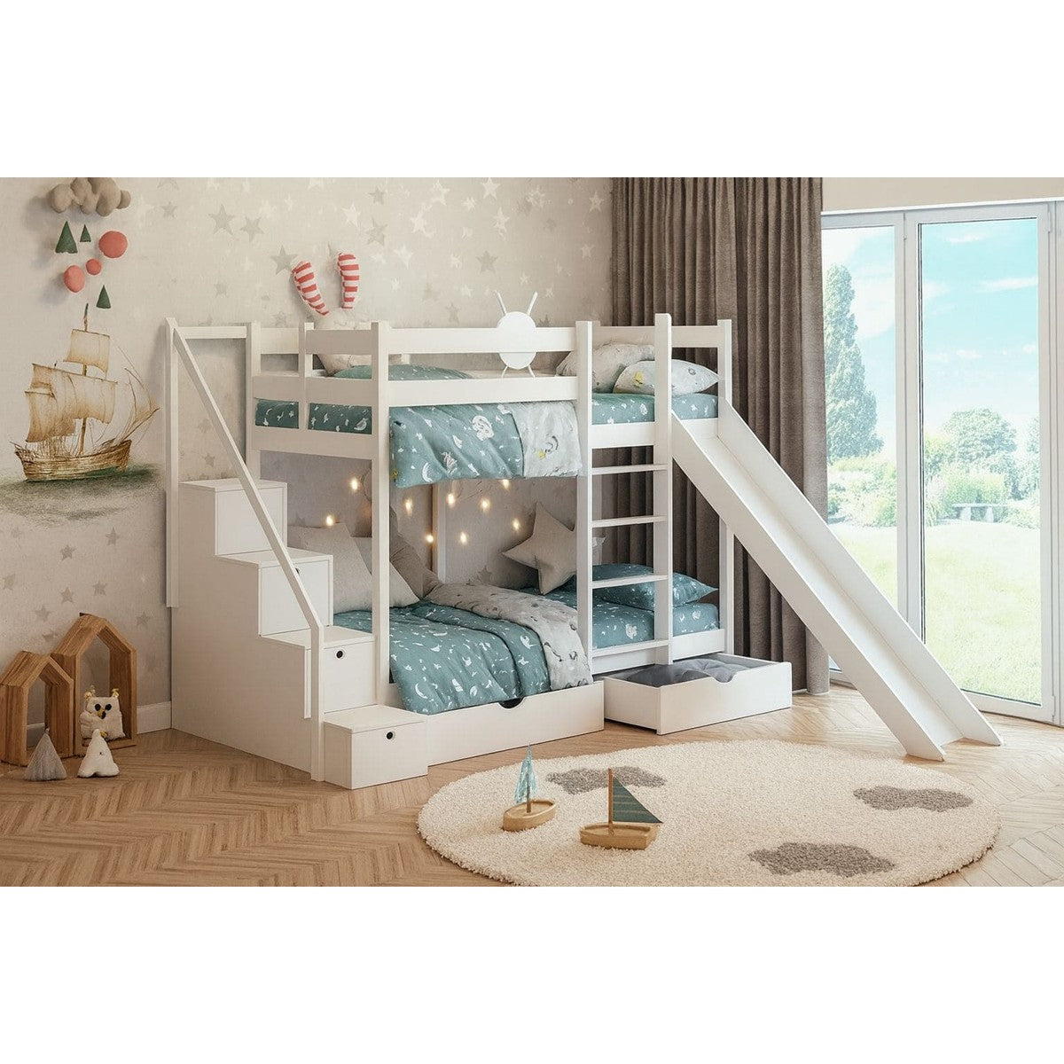 Weißes Kinder-Etagenbett mit Treppe, Rutsche, Stauraum und gemütlicher Bettwäsche in einem hellen Kinderzimmer.